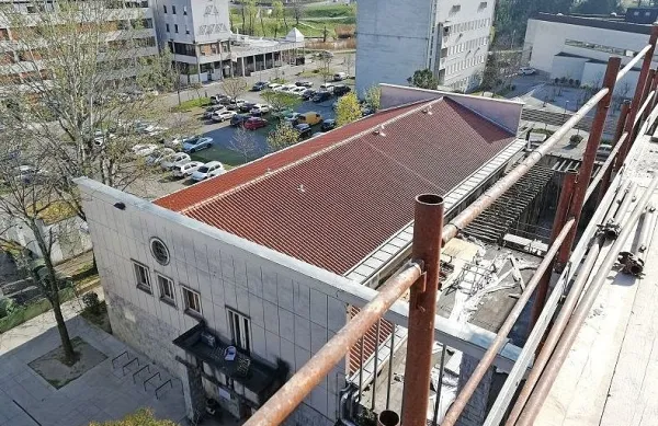 Po skoraj 70-ih letih je streha dočakala prvo temeljito obnovo