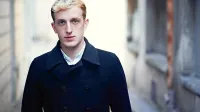 Édouard Louis je brezkompromisen popisovalec sistemskega nasilja nad francoskim delavskim 
razredom in eden najvidnejših intelektualcev, ki je javno podprl gibanje Rumenih jopičev.