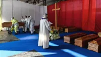V Italiji - prizor na fotografiji je iz Bergama - kapacitete pogrebnih 
služb ne dohajajo števila dnevno umrlih prebivalcev. 