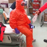 Zdravstveni delavci v zadnjem času spominjajo na pripadnike 
enot, ki v policiji razstreljujejo bombe, ne pa na zdravnike ali 
medicinske sestre.  