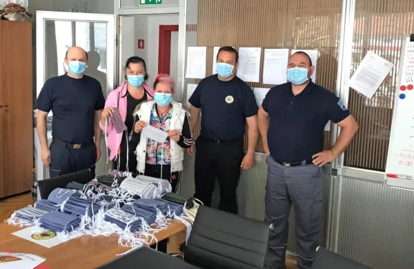 Prostovoljci &scaron;ivajo maske