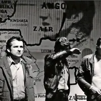  Jože Mraz (levo) je leta 1980 na odru Primorskega dramskega gledališča v Solkanu nastopil tudi kot 
Jones  v predstavi Najemniki v režiji  Poljakinje Magde Terese Wójcik. 
