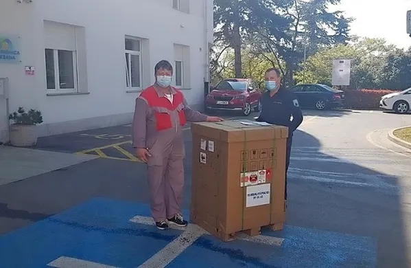 Včeraj dopoldne sta pripadnika civilne zaščite v skladišču v 
ljubljanskih Rojah prevzela respirator in ga odpeljala v sežansko 
bolnišnico.
