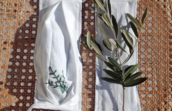  



Oljčne vejice in oljčne palme so letos okrasile samozaščitne 
maske.