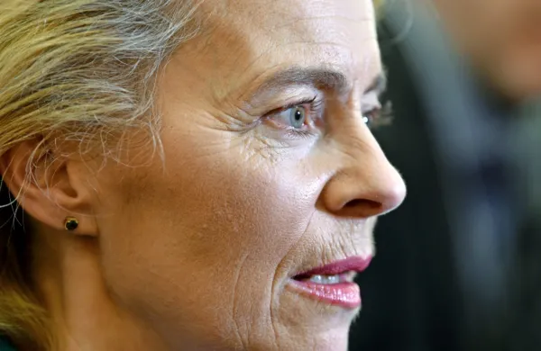 Predsednica Evropske komisije Ursula von der Leyen spričo 
pandemije novega koronavirusa ljudem svetuje, naj z rezervacijo 
poletnih počitnic še počakajo.