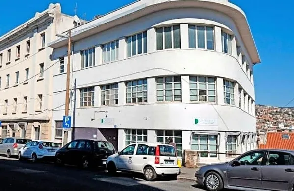V središču pozornosti se je sicer v minulem tednu znašel predvsem 
zasebni dom za starejše občane La Primula v Ul. Molino a vento, 
kjer so se okužili vsi oskrbovanci ter del osebja.