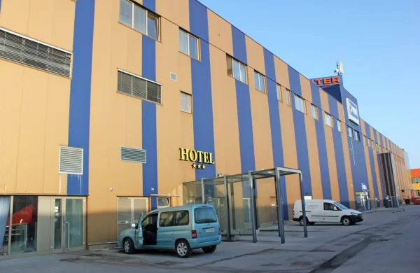 Karanteno v postojnskem hotelu Epic je danes zapustila zadnja 
stanovalka iz prve skupine, ki je tja prišla pred dobrima dvema 
tednoma po vrnitvi z letalom iz Španije. 