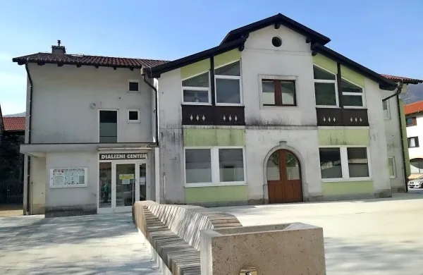 Za bolnike s kronično odpovedjo ledvic, ki so življenjsko odvisni 
od redne dialize, v Posočju ob strogih varnostnih ukrepih skrbijo 
v dializnem centru Apolon v Kobaridu.