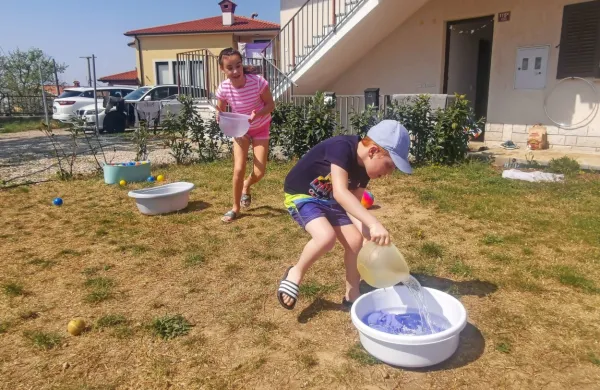 Po opravljenih šolskih obveznosetih malo sprostitve na domačem 
dvorišču.