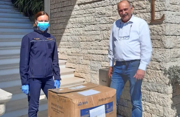 Podjetnik Mate Matjaž piranski občini podaril 10.000 za&scaron;čitnih mask