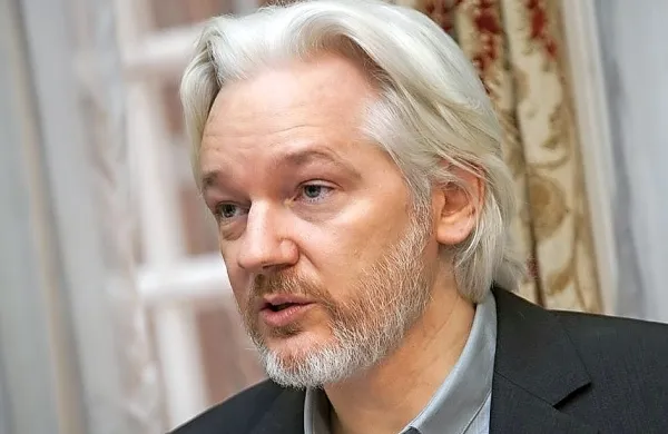 Julian Assange ima poleg malčkov še sina iz prvega zakona.