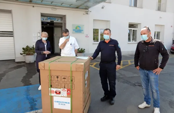 Direktorica in strokovni vodja sežanske bolnišnice sta se v petek zelo razveselila predstavnikov 
regijskega štaba CZ, ki sta   pripeljala zanesljiv respirator.
