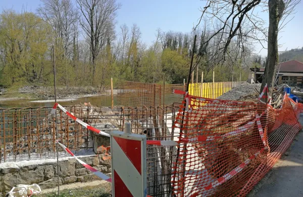  Ko bo dokončan, bo zid domačine ščitil pred poplavami. 