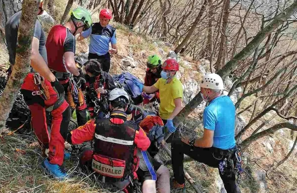 Čeprav se je hudo poškodoval, reševalci ocenjujejo, da bi bile 
posledice padca lahko še hujše.