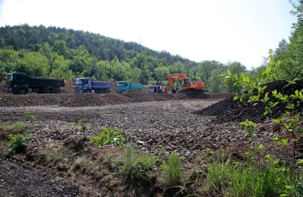 Na SŽ Infrastruktura zagotavljajo, da gre za začasno odlaganje 
materiala pri obnovi proge in da ne gre za onesnažen material.