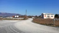Do sedaj je v coni Na vrtači Krumpak zgradil le eno od 13 
načrtovanih poslovnih hal in načrte za več let opustil. 