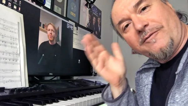 Rok Matek in maestro Patrik Greblo za novo glasbeno predstavo 
vadita kar prek spleta. 