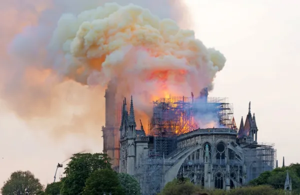 Znamenita pariška katedrala Notre-Dame je zagorela na današnji 
dan pred enim letom.