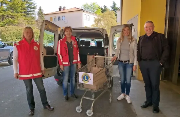 Člani Lions kluba Sežana sopem v petek predstavnicam sežanskega Rdečega križa izročili 50 paketov za družine na območju 
Krasa in Brkinov, ki potrebujejo pomoč. 