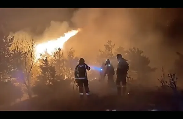 Gasilci so se v nedeljo zvečer in skoraj ves ponedeljek borili  z 
ognjem na Kraškem robu.