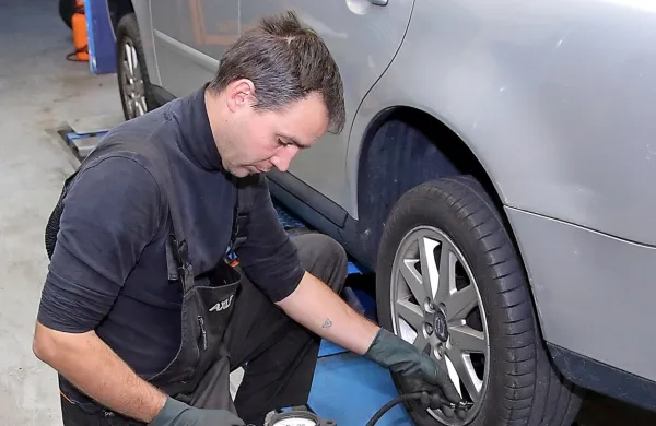 Od ponedeljka bodo odprte tudi servisne delavnice, v katerih se 
opravljajo storitve popravil in vzdrževanja motornih vozil in koles, 
kot so vulkanizerske, avtoličarske, avtokleparske, delavnice za 
popravilo koles.