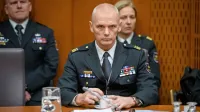 

Brigadir Robert Glavaš je v Slovenski vojski zaposlen od leta 1991. 
Na Fakulteti za pomorstvo in promet je opravil specializacijo iz 
prometnih ved, do imenovanja za načelnika pa je bil na položaju 
namestnika bivše načelnice Ermenčeve. Z družino živi v Ilirski 
Bistrici.