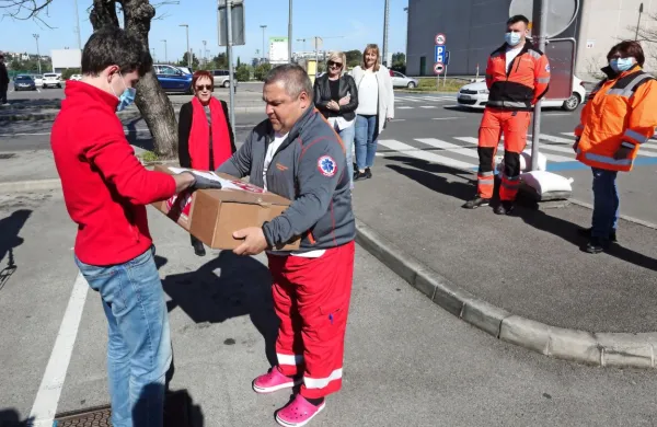 Dostava malic na vstopni točki pri koprskem zdravstvenem 
domu