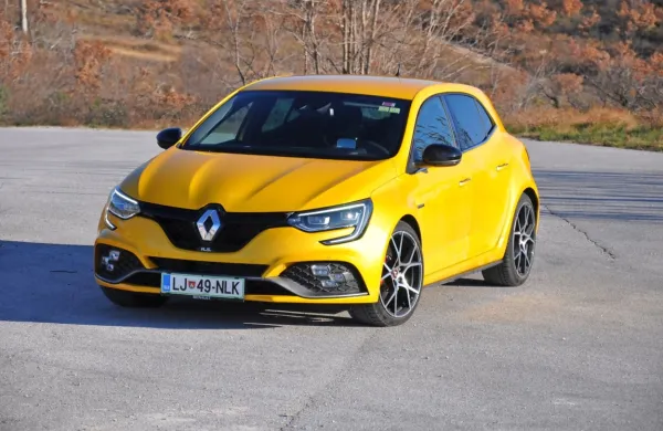 Renault megane RS z oznako trophy je avto za tiste, ki imajo dovolj 
vozniških izkušenj, se radi spogledujejo z dirkaškim športom in 
bodo znali iz tega cestnega dirkalnika potegniti le najboljše 
adute.