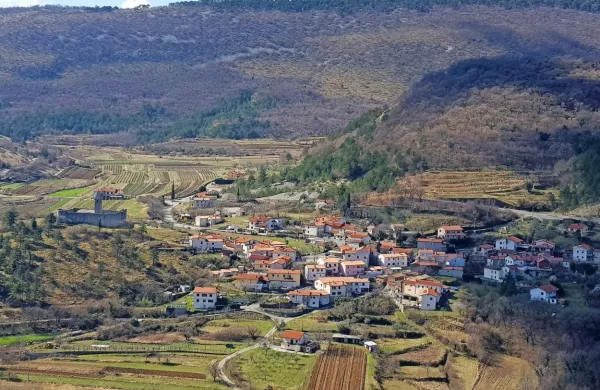 Geodetska uprava bo na območju geodetskih pisarn Koper, 
Postojna in Sežana  na terenu preverila obstoječe podatke in 
izvedla terensko izmero podatkov. 