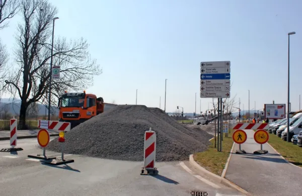 V prvi fazi so se dela začela na odseku Reške ceste od križišča proti 
Tržaški cesti, v naslednjih fazah pa bo potrebna tudi popolna 
zapora Reške in Titove . 




