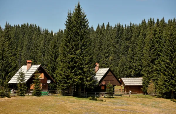 Osebe lahko ostanejo v samoizolaciji na vikendu, čeprav tam niso prijavljene