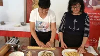 Priprava idrijskih žlikrofov ni toliko zahtevno, kot  zamudno delo. 
Ker časa zdaj ne zmanjkuje, mladi vabijo na akcijo ŽlikrofiDoma.