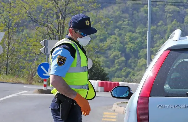 Policisti tudi v času, ko bi morali biti večinoma doma, na cestah  
ustavljajo hujše prekrškarje in nekaterim začasno vzamejo vozniško dovoljenje.