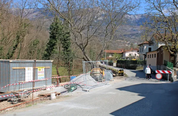 Občina je pred kratkim začela obnavljati del ceste skozi Vrtovin.