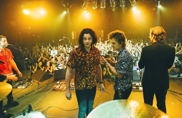 skozi bend The Raconteurs se oglaša dediščina  Beatlov, Stonesov, 
Zeppelinov, Purplov ..