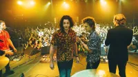 skozi bend The Raconteurs se oglaša dediščina  Beatlov, Stonesov, 
Zeppelinov, Purplov ..