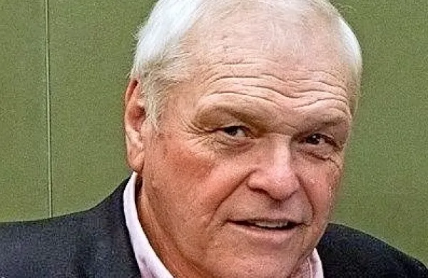 Brian Dennehy je najbolj znan po vlogah negativcev in šerifov, 
dobro pa mu je šlo tudi v vlogah pozitivcev in na gledališkem 
odru.