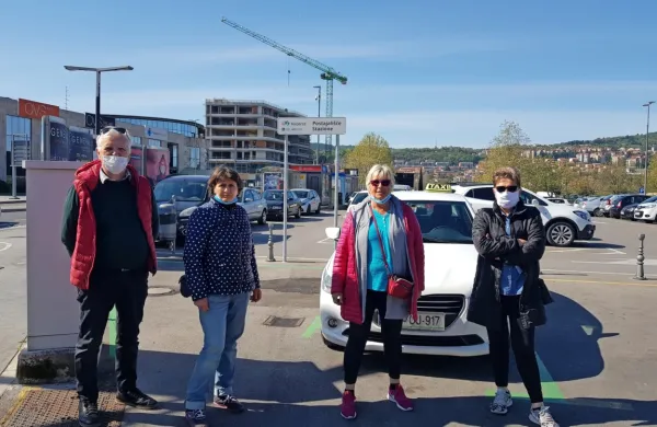 Taksisti niso zadovoljni s tem, da je koprska občina lokacijo 
kurjerce umestila prav na njihovo parkirišče, saj menijo, da imajo 
zaradi te brezplačne storitve manj potnikov.  