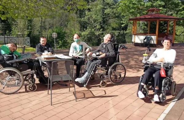 Uporabniki    VDC Nova Gorica   veliko  časa preživijo zunaj, na svežem 
zraku in soncu.