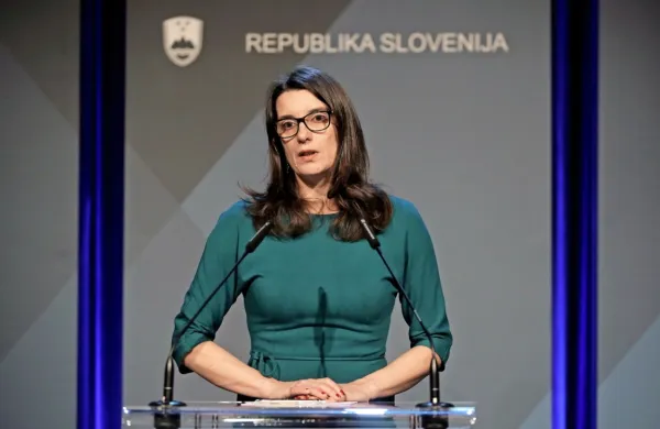  Simona Kustec Lipicer