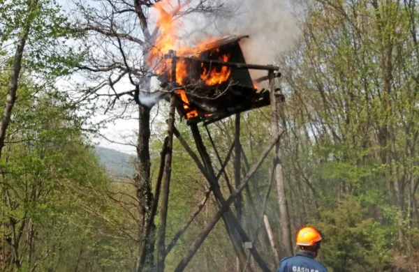 V požaru med Grgarjem in Zagorjem je v četrtek pogorela tudi 
lovska preža.