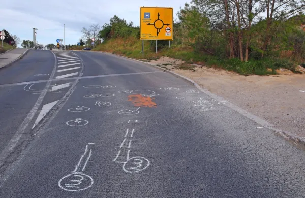 Presekal pot motoristu, po&scaron;kodbe so bile usodne