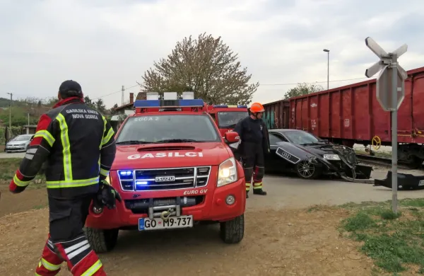 Vlak trčil v avtomobil: brez po&scaron;kodovanih