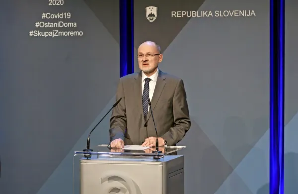 Na vladnem računu za spopadanje s covid-19 je več kot 472.000 
evrov donacij, je povedal Vladni govorec Jelko Kacin.