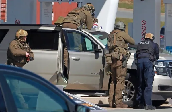 Po uvodnih podatkih kaže, da je strelec začel pohod v Portapiqueju, nato pa šel naprej. Pri bencinski postaji naj bi ga spravili 
v kot in prišlo je do obstreljevanja. 