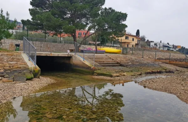 V Žusterni urejajo kanalizacijski sistem in izliv hudournika v 
morje.