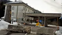 Prehod na Predelu je zaprt, župana pritiskata, da ga je treba odpreti,  vlada pa za zdaj to možnost še preučuje. 