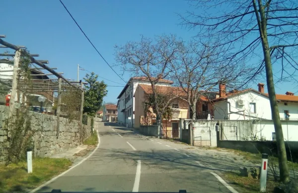 Na obnovo ceste in izgradnjo pločnikov v Vojščici čakajo že več 
desetletij. 