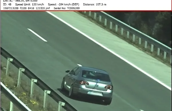 Na avtocesti pred Divačo so policisti z radarjem posneli voznika, ki je namesto 130 kilometrov na 
uro vozil s hitrostjo 204 kilometre na uro. 