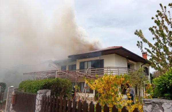 Zaradi burje se je požar hitro &scaron;iril po strehi hi&scaron;e